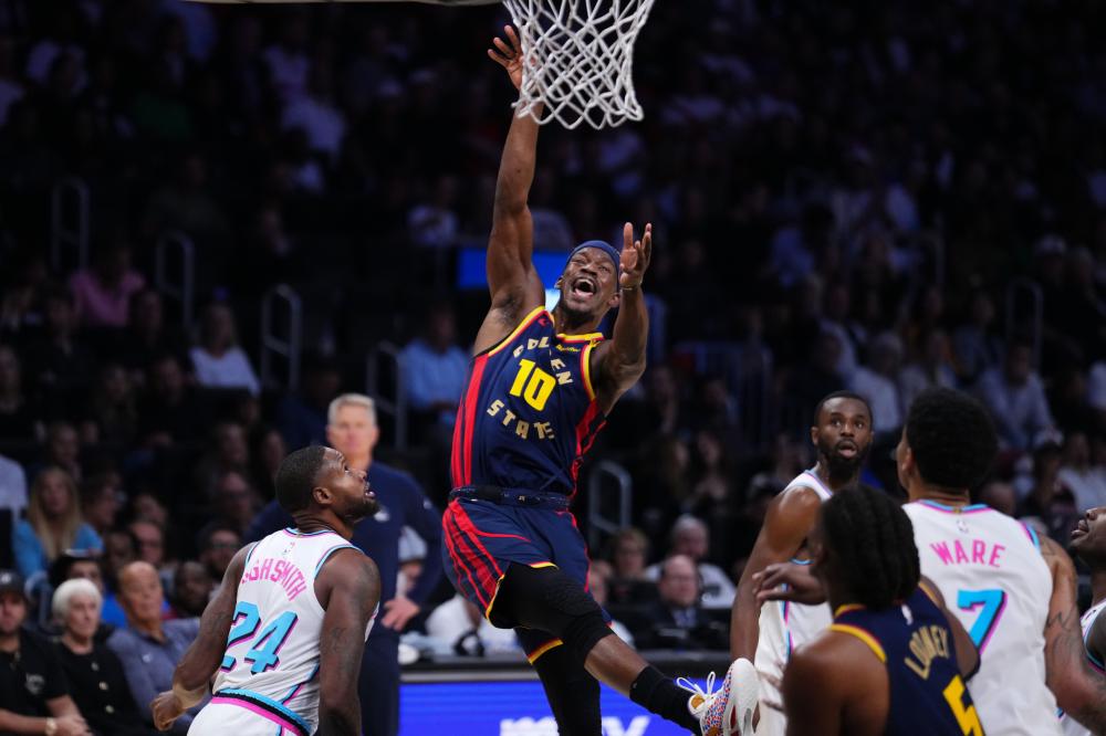 两名前锋在 两名前锋在