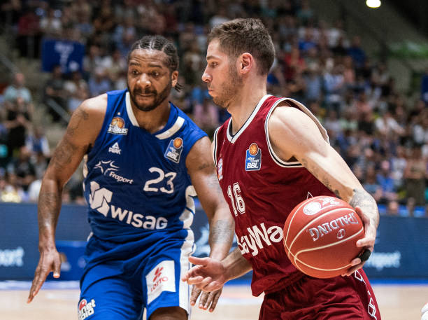 有两名年轻 有两名年轻